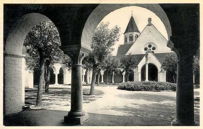 Knokke-Zoute - Binnenkoer der Kerk