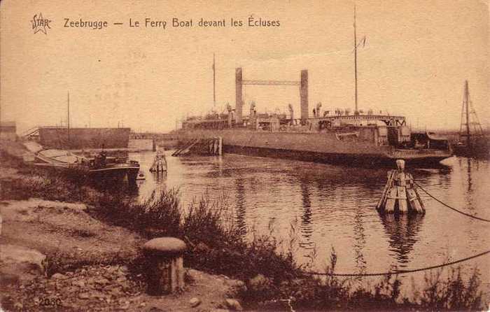 Zeebrugge - Le Ferry Boat devant les écluses.
