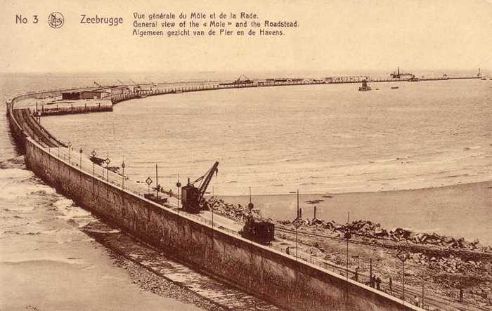 Zeebrugge - 3 - Algemeen gezicht van de havendam/mol/pier en de Havens