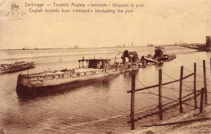 Zeebrugge - Torpedo Anglais 'Intrépide' bloquant le port.