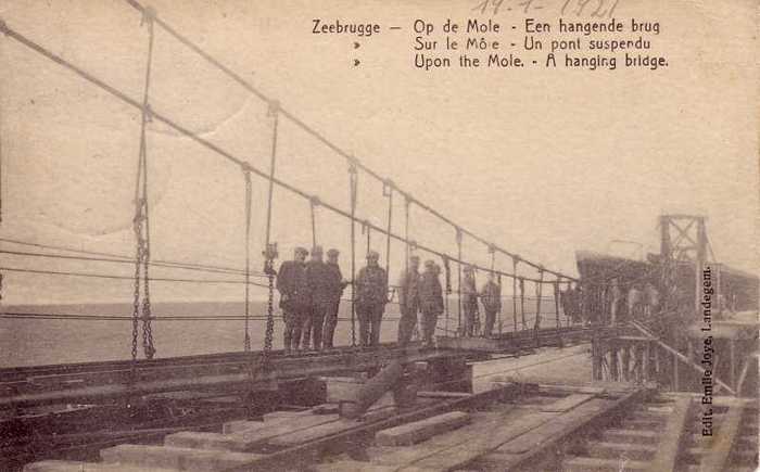 Zeebrugge - Op de Mole - Een hangende brug.