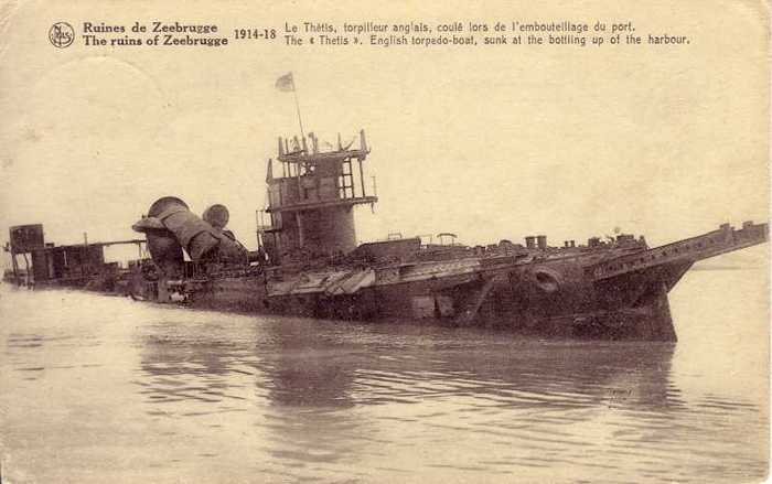 Ruines de Zeebrugge 1914-18 - Le Thétis, torpilleur anglais, coulé lors de l'embouteillage du port
