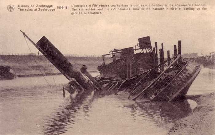 Ruines de Zeebrugge 1914-18 - L'Intrépide et l'Arthémise coulés dans le port en vue de blocquer les sous-marins boches