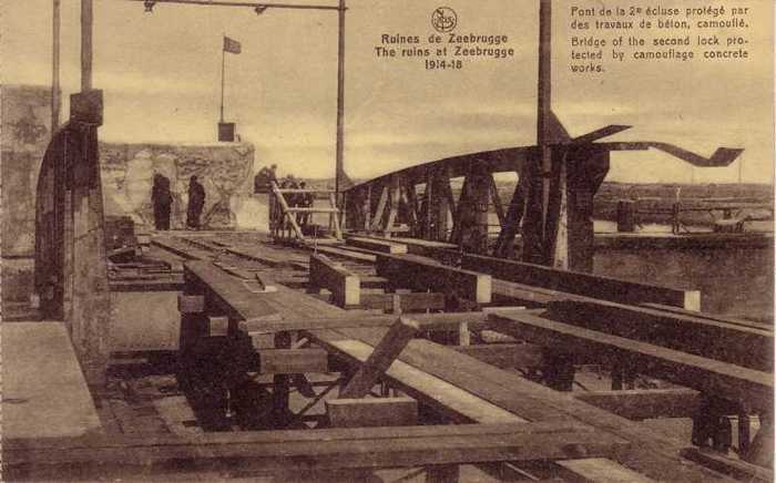 Ruines de Zeebrugge 1914-18 - Pont de la 2e écluse, protégé par des travaux de béton, camouflé