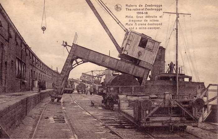Ruines de Zeebrugge 1914-18 - Môle - Grue détruite et dragueur de mines