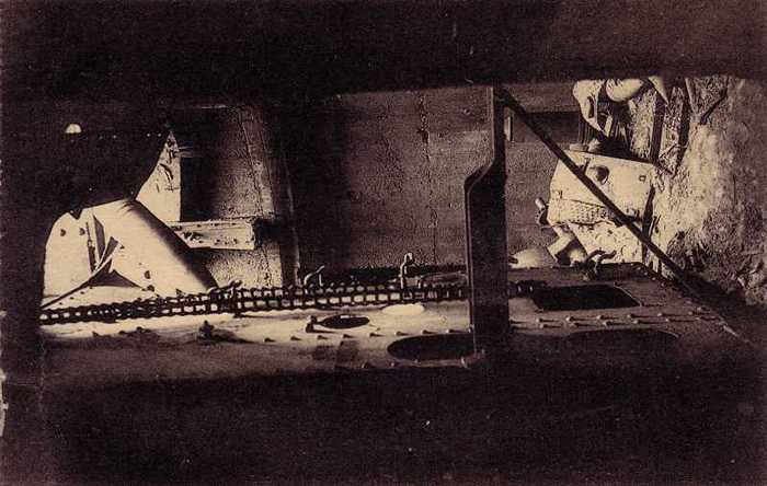 Zeebrugge - Appareil servant à  monter les projectiles des souterrains sur le chariot servant à  charger les canons