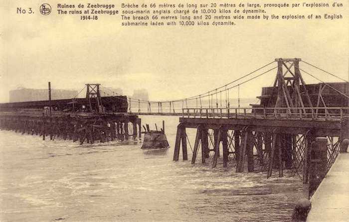 3 - Zeebrugge - Ruines de Zeebrugge 1914-18 - Brèche de 66 mètres de long sur 20 mètres de large, provoquée par l'explosion d'un sous-marin anglais chargé de 10.000 kilos de dynamite