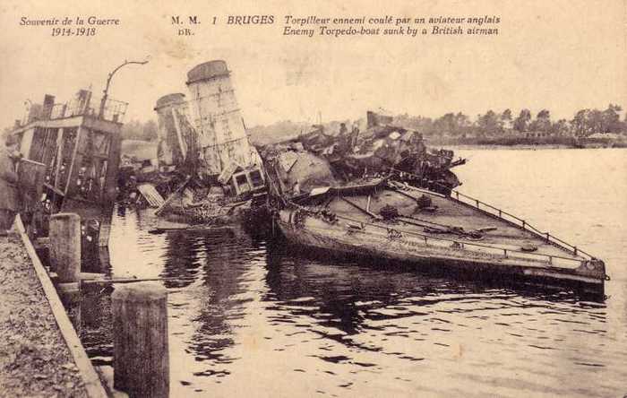 Souvenir de la guerre 1914-1918 - 1 - Bruges - Torpilleur ennemi coulé par un aviateur anglais