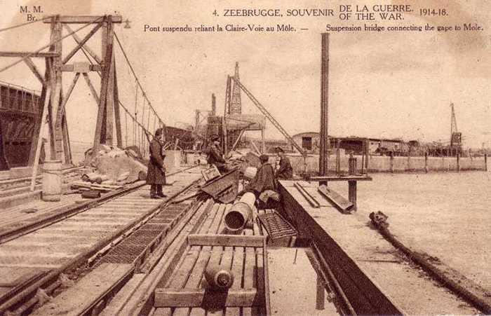Zeebrugge - Souvenir de la guerre 1914-1918 - 4 - Pont suspendu reliant la Claire-Voie au Môle