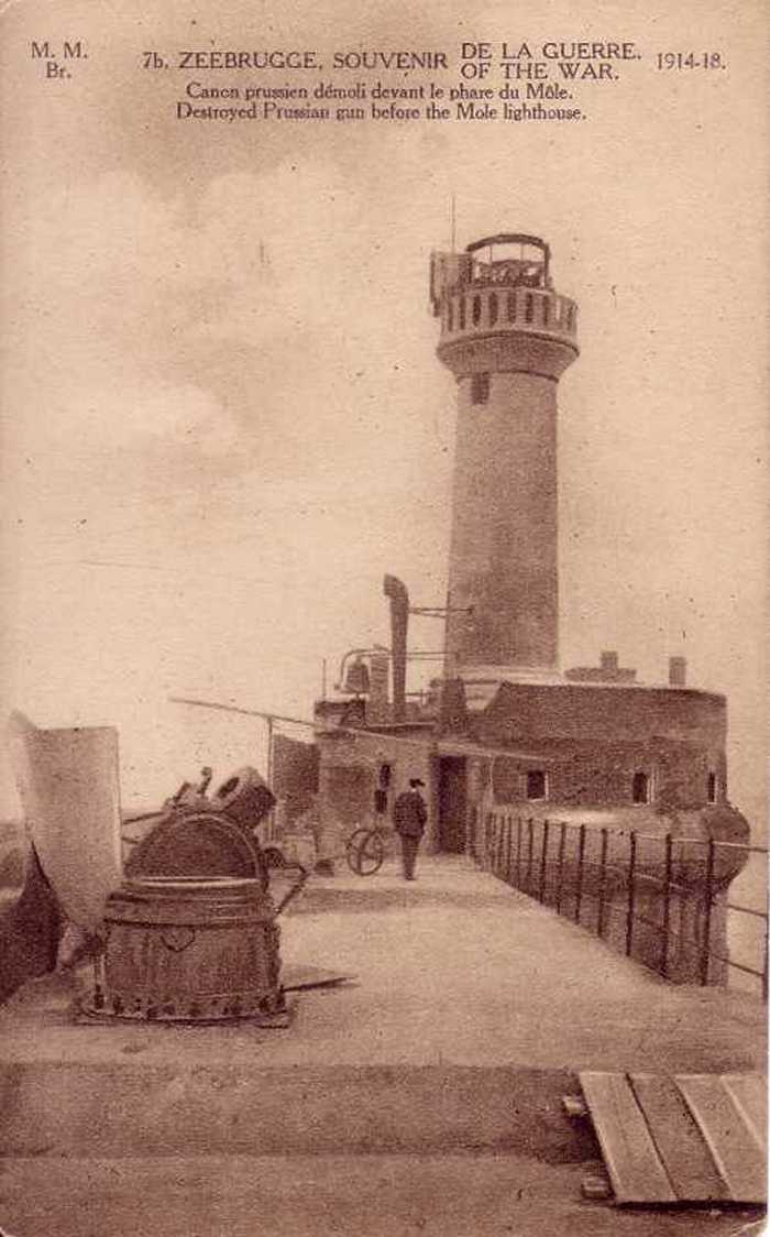 Zeebrugge - Souvenir de la guerre 1914-1918 - 7b - Canon prussien démoli devant le phare du Môle