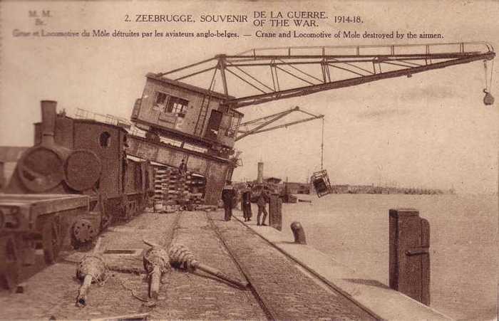 Zeebrugge - Souvenir de la guerre 1914-1918 - 2 - Grue et Locomotive du Môle détruites par les aviateurs anglo-belges