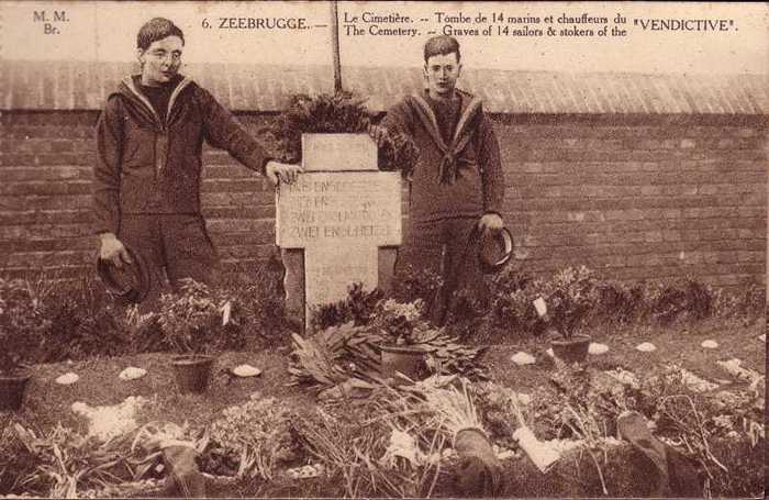 Zeebrugge - Souvenir de la guerre 1914-1918 - 6 - Le cimétière - Tombe de 14 marins et chauffeurs du 'VENDICTIVE'