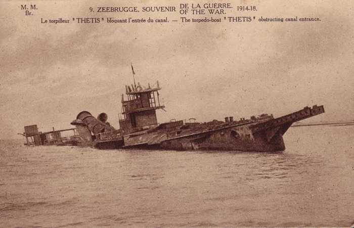 Zeebrugge - Souvenir de la guerre 1914-1918 - 9 - Le torpilleur 'THETIS' bloquant l'entrée du canal