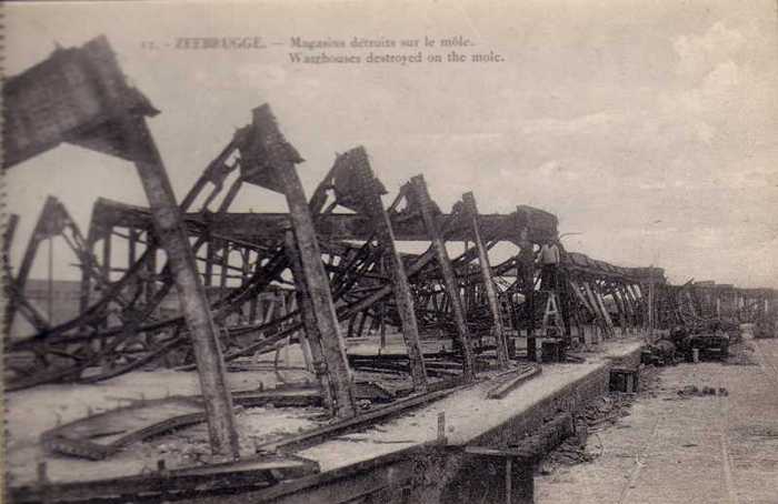 13 - Zeebrugge - Magasins détruits sur môle