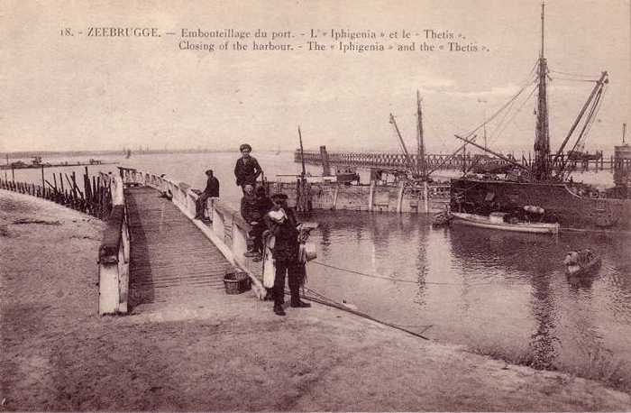 18 - Zeebrugge - Embouteillage du port - L''Iphigenia' et le 'Thetis'