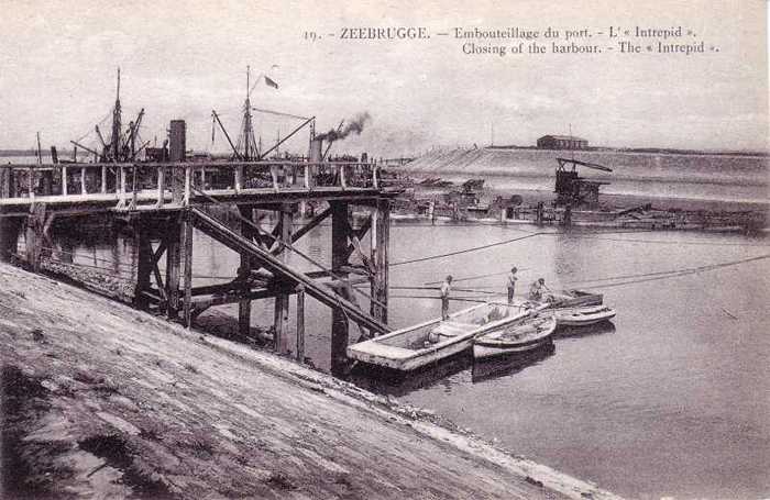 19 - Zeebrugge - Embouteillage du port - L' ''Intrepid'