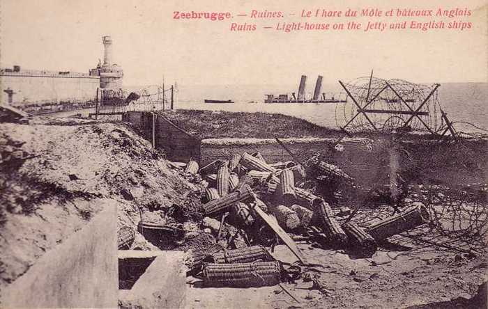 Zeebrugge - Ruines - Le phare du Môle et bâteaux Anglais