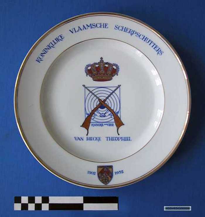 Sierbord in keramiek met dubbele gouden rand van de Koninklijke Vlaamsche Scherpschutters Knokke a/Zee uitgereikt aan Van Hecke Theophiel - 1902-1952