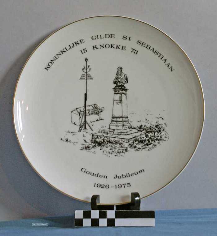 Sierbord in keramiek met gouden rand Koninklijke Gilde St. Sebastiaan 15 Knokke 73. Gouden jubileum