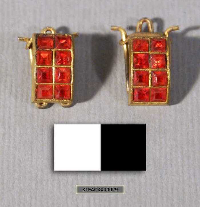 Set oorbellen met rode steentjes