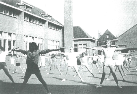 turnen-op-speelplaats-van-meisjesschool